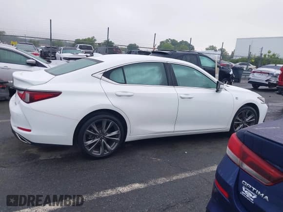 ✅ 2020 Lexus ES 350 F Sport • VIN: 58AGZ1B19LU053023 • Lot: 42196802. Wystawiony na IAAI z przebiegiem 100 306 mil. Bezpłatny archiwum sprzedaży aukcyjnych z USA i szczegółowy raport historii pojazdu na DreamBid. Zdjęcie 13.