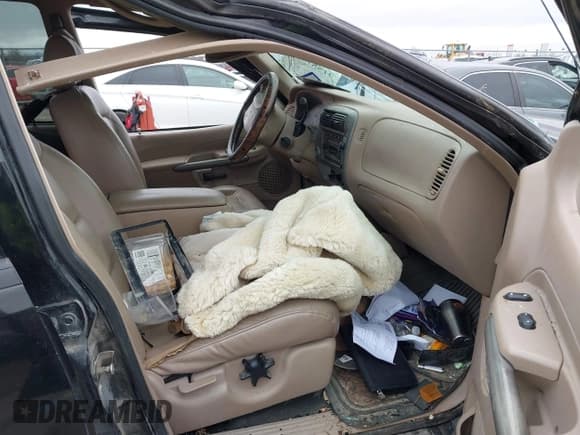 ✅ 2001 Ford Explorer Sport Trac • VIN: 1FMZU67E51UA90784 • Lot: 41557485. Wystawiony na IAAI z przebiegiem 290 670 mil. Bezpłatny archiwum sprzedaży aukcyjnych z USA i szczegółowy raport historii pojazdu na DreamBid. Zdjęcie 5.