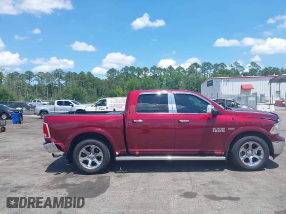 2017 Ram 1500 Laramie z VIN 1C6RR6NT2HS818002, wystawiony jako IAAI lot #42720321 z przebiegiem 89 641 mil mil oraz . Historia ofert i sprzedaży dostępna na DreamBid. Obrazek 13.