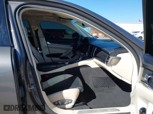 ✅ 2016 Porsche Panamera 4 • VIN: WP0AA2A70GL001585 • Lot: 41481844. Wystawiony na IAAI z przebiegiem 95 899 mil. Bezpłatny archiwum sprzedaży aukcyjnych z USA i szczegółowy raport historii pojazdu na DreamBid. Zdjęcie 5.