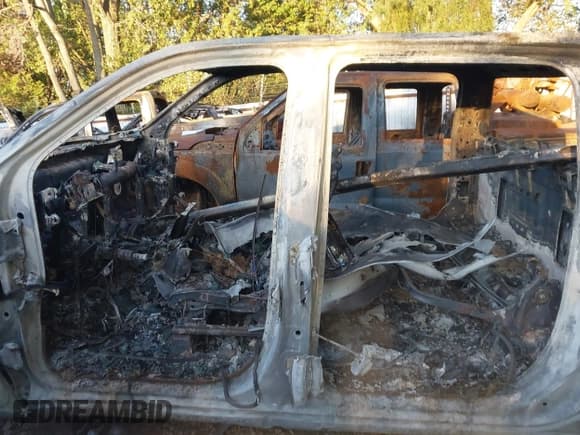 ✅ 2019 Chevrolet Silverado 1500 LT • VIN: 3GCUYDED7KG131387 • Lot: 43347668. Wystawiony na IAAI z przebiegiem Nie podano. Bezpłatny archiwum sprzedaży aukcyjnych z USA i szczegółowy raport historii pojazdu na DreamBid. Zdjęcie 6.