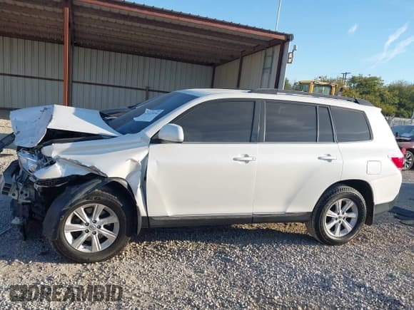 ✅ 2013 Toyota Highlander Plus • VIN: 5TDBK3EH5DS225827 • Lot: 43533454. Listed on IAAI with 113,826 mi. Free auction sales archive from the USA and detailed vehicle history report at DreamBid. Image 14.