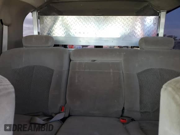 2001 Chevrolet Suburban LS z VIN 3GNEC16T91G243685, wystawiony jako Copart lot #76985874 z przebiegiem Nie podano mil oraz Nie do naprawy • Non repairable. Historia ofert i sprzedaży dostępna na DreamBid. Obrazek 10.