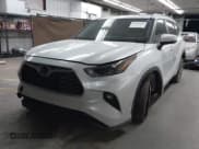 ✅ 2023 Toyota Highlander Platinum • VIN: 5TDKDRAH6PS003112 • Lot: 43111925. Wystawiony na IAAI z przebiegiem 33 641 mil. Bezpłatny archiwum sprzedaży aukcyjnych z USA i szczegółowy raport historii pojazdu na DreamBid. Zdjęcie 2.