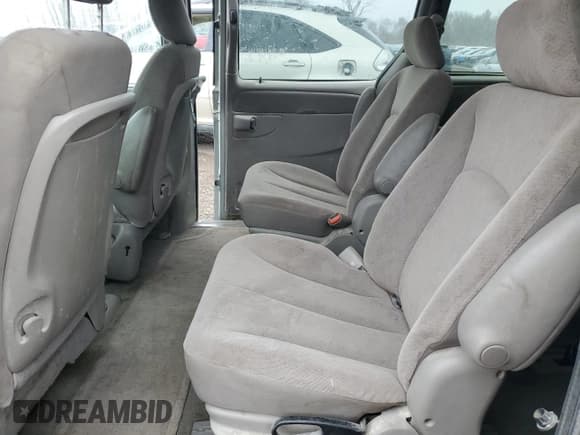 ✅ 2003 Chrysler Town & Country LX • VIN: 2C4GP44L63R157466 • Lot: 92995665. Listed on Copart with 272,597 mi. Free auction sales archive from the USA and detailed vehicle history report at DreamBid. Image 11.