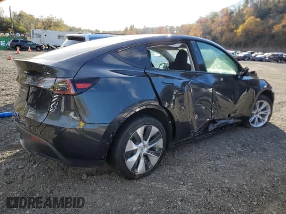 ✅ 2024 Tesla Model Y • VIN: 7SAYGDEDXRF049810 • Lot: 90645755. Wystawiony na Copart z przebiegiem 22 928 mil. Bezpłatny archiwum sprzedaży aukcyjnych z USA i szczegółowy raport historii pojazdu na DreamBid. Zdjęcie 3.