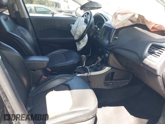 ✅ 2019 Jeep Compass Latitude • VIN: 3C4NJDBB2KT593620 • Lot: 42147809. Wystawiony na IAAI z przebiegiem 124 940 mil. Bezpłatny archiwum sprzedaży aukcyjnych z USA i szczegółowy raport historii pojazdu na DreamBid. Zdjęcie 5.