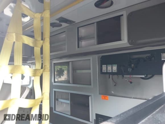 ✅ 2011 Ford E-Series Commercial • VIN: 1FDSS3ES3BDA82263 • Lot: 42434489. Wystawiony na IAAI z przebiegiem 433 610 mil. Bezpłatny archiwum sprzedaży aukcyjnych z USA i szczegółowy raport historii pojazdu na DreamBid. Zdjęcie 8.