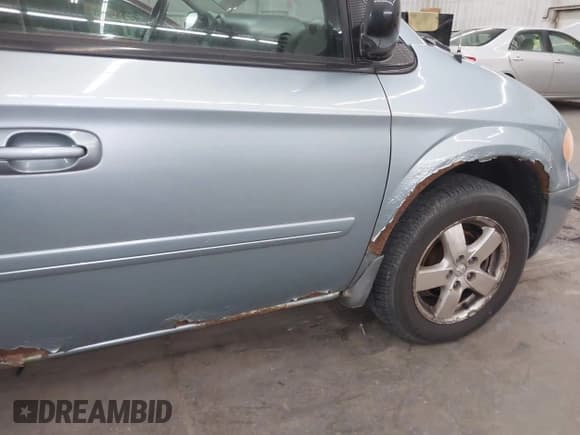 ✅ 2005 Dodge Caravan SXT • VIN: 2D4GP44L65R581395 • Lot: 43633314. Wystawiony na IAAI z przebiegiem 184 671 mil. Bezpłatny archiwum sprzedaży aukcyjnych z USA i szczegółowy raport historii pojazdu na DreamBid. Zdjęcie 13.