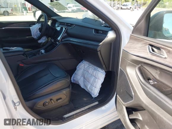 ✅ 2023 Jeep Grand Cherokee Overland • VIN: 1C4RJYD67P8791530 • Lot: 42284763. Listed on IAAI with 21,017 mi. Free auction sales archive from the USA and detailed vehicle history report at DreamBid. Image 5.