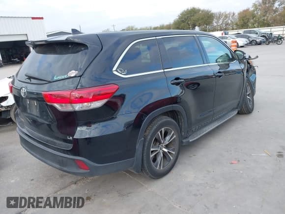 ✅ 2018 Toyota Highlander LE • VIN: 5TDZZRFH6JS266622 • Lot: 43709530. Listed on IAAI with 106,909 mi. Free auction sales archive from the USA and detailed vehicle history report at DreamBid. Image 4.