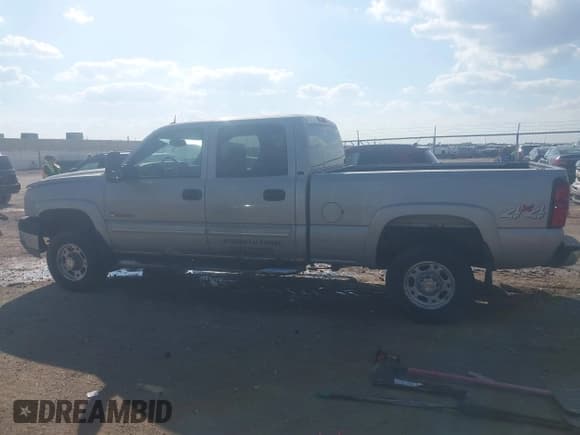 ✅ 2005 Chevrolet Silverado 2500HD LS • VIN: 1GCHK23285F818246 • Lot: 43292468. Wystawiony na IAAI z przebiegiem 255 783 mil. Bezpłatny archiwum sprzedaży aukcyjnych z USA i szczegółowy raport historii pojazdu na DreamBid. Zdjęcie 14.