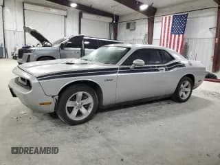 ✅ 2010 Dodge Challenger R/T Classic • VIN: 2B3CJ5DT9AH109390 • Lot: 49091175. Wystawiony na Copart z przebiegiem 202 858 mil. Bezpłatny archiwum sprzedaży aukcyjnych z USA i szczegółowy raport historii pojazdu na DreamBid. Zdjęcie 1.
