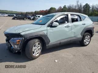 2024 Hyundai Kona SE z VIN KM8HACAB0RU174802, wystawiony jako Copart lot #65877255 z przebiegiem 11 322 mil mil oraz Szkoda całkowita • Salvage title. Historia ofert i sprzedaży dostępna na DreamBid. Obrazek 1.