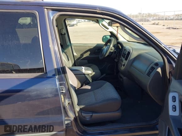 ✅ 2003 Ford Escape XLT Popular 2 • VIN: 1FMYU93193KC87505 • Lot: 43532686. Listed on IAAI with 138,748 mi. Free auction sales archive from the USA and detailed vehicle history report at DreamBid. Image 5.