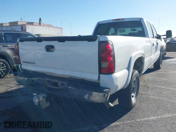 ✅ 2005 Chevrolet Silverado 2500HD LS • VIN: 1GCHK23265F915459 • Lot: 41829485. Wystawiony na IAAI z przebiegiem 109 464 mil. Bezpłatny archiwum sprzedaży aukcyjnych z USA i szczegółowy raport historii pojazdu na DreamBid. Zdjęcie 4.