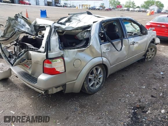 ✅ 2007 Ford Freestyle Limited • VIN: 1FMDK06157GA06322 • Lot: 42169563. Wystawiony na IAAI z przebiegiem 228 211 mil. Bezpłatny archiwum sprzedaży aukcyjnych z USA i szczegółowy raport historii pojazdu na DreamBid. Zdjęcie 4.