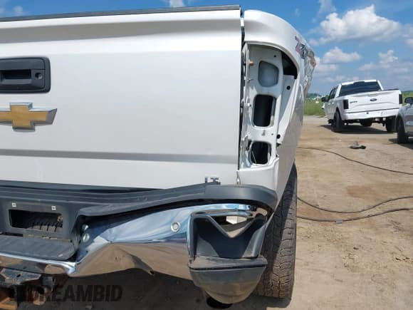 ✅ 2018 Chevrolet Silverado 2500HD LT • VIN: 1GC1KVEG9JF188050 • Лот: 42696983. Опубликован ранее на IAAI с пробегом 103 599 миль. Бесплатный доступ к архиву аукционных продаж из США и подробный отчёт об истории автомобиля на DreamBid. Изображение 19.