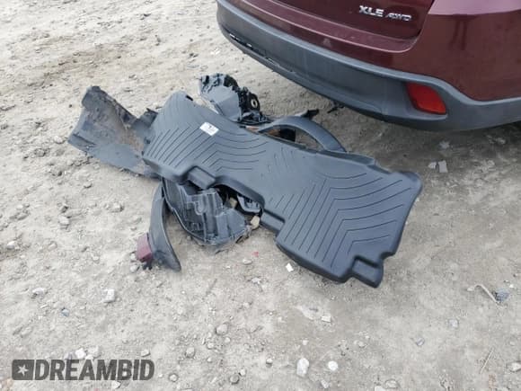 ✅ 2015 Toyota Highlander XLE • VIN: 5TDJKRFH0FS090403 • Lot: 91409235. Wystawiony na Copart z przebiegiem 111 822 mil. Bezpłatny archiwum sprzedaży aukcyjnych z USA i szczegółowy raport historii pojazdu na DreamBid. Zdjęcie 13.