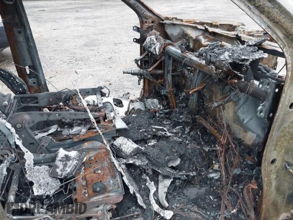 ✅ 2019 Chevrolet Silverado 1500 LT • VIN: 1GCPWCED0KZ116422 • Lot: 42883220. Wystawiony na IAAI z przebiegiem Nie podano. Bezpłatny archiwum sprzedaży aukcyjnych z USA i szczegółowy raport historii pojazdu na DreamBid. Zdjęcie 5.