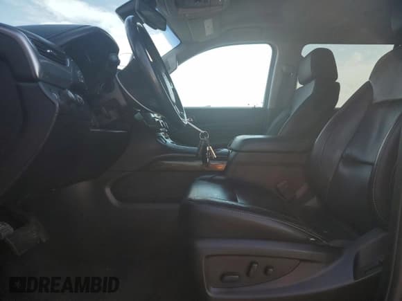 ✅ 2018 Chevrolet Suburban LT • VIN: 1GNSKHKC5JR363682 • Lot: 84354055. Wystawiony na Copart z przebiegiem 90 098 mil. Bezpłatny archiwum sprzedaży aukcyjnych z USA i szczegółowy raport historii pojazdu na DreamBid. Zdjęcie 7.