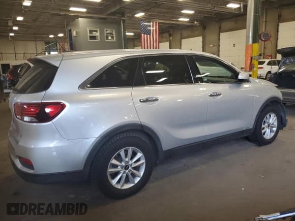 ✅ 2019 Kia Sorento LX • VIN: 5XYPGDA53KG497070 • Лот: 85133455. Опубликован ранее на Copart с пробегом 102 595 миль. Бесплатный доступ к архиву аукционных продаж из США и подробный отчёт об истории автомобиля на DreamBid. Изображение 3.