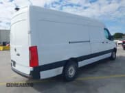 ✅ 2021 Mercedes-Benz Sprinter Cargo • VIN: W1Y4DCHY7MT049570 • Lot: 43690723. Wystawiony na IAAI z przebiegiem 15 426 mil. Bezpłatny archiwum sprzedaży aukcyjnych z USA i szczegółowy raport historii pojazdu na DreamBid. Zdjęcie 4.
