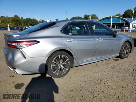 2019 Toyota Camry LE z VIN 4T1B11HK8KU173533, wystawiony jako Copart lot #85150425 z przebiegiem 277 563 mil mil oraz Czysty tytuł • Clean title. Historia ofert i sprzedaży dostępna na DreamBid. Obrazek 3.