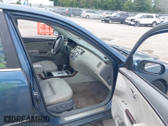 ✅ 2009 Hyundai Azera Limited • VIN: KMHFC46F29A342475 • Lot: 42936111. Listed on IAAI with 207,538 mi. Free auction sales archive from the USA and detailed vehicle history report at DreamBid. Image 5.