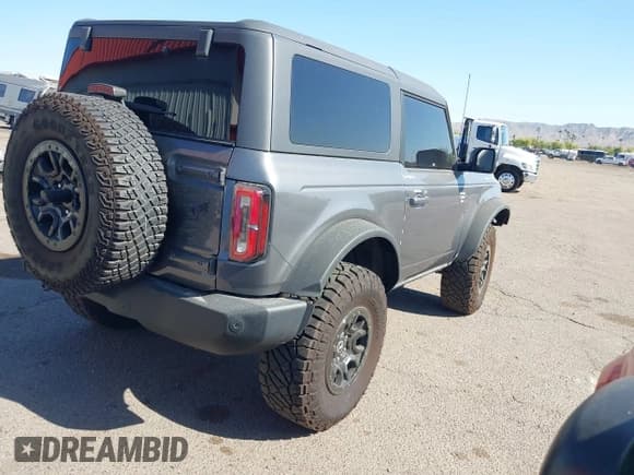 ✅ 2021 Ford Bronco • VIN: 1FMDE5CP3MLB06340 • Lot: 41681167. Wystawiony na IAAI z przebiegiem 28 520 mil. Bezpłatny archiwum sprzedaży aukcyjnych z USA i szczegółowy raport historii pojazdu na DreamBid. Zdjęcie 4.