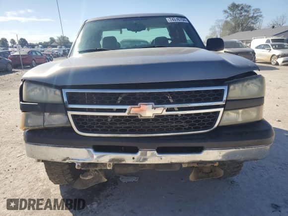2006 Chevrolet Silverado 1500 LS z VIN 1GCEK19V96Z180314, wystawiony jako Copart lot #74316704 z przebiegiem 304 171 mil mil oraz Szkoda całkowita • Salvage title. Historia ofert i sprzedaży dostępna na DreamBid. Obrazek 5.