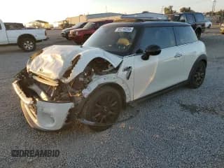 ✅ 2015 MINI Hardtop • VIN: WMWXM5C52FT942868 • Лот: 92210255. Опубликован ранее на Copart с пробегом 99 026 миль. Бесплатный доступ к архиву аукционных продаж из США и подробный отчёт об истории автомобиля на DreamBid. Изображение 1.