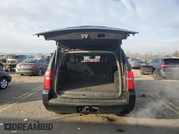 ✅ 2016 Chevrolet Suburban LT • VIN: 1GNSKHKC9GR453426 • Lot: 83484374. Wystawiony na Copart z przebiegiem 194 147 mil. Bezpłatny archiwum sprzedaży aukcyjnych z USA i szczegółowy raport historii pojazdu na DreamBid. Zdjęcie 6.