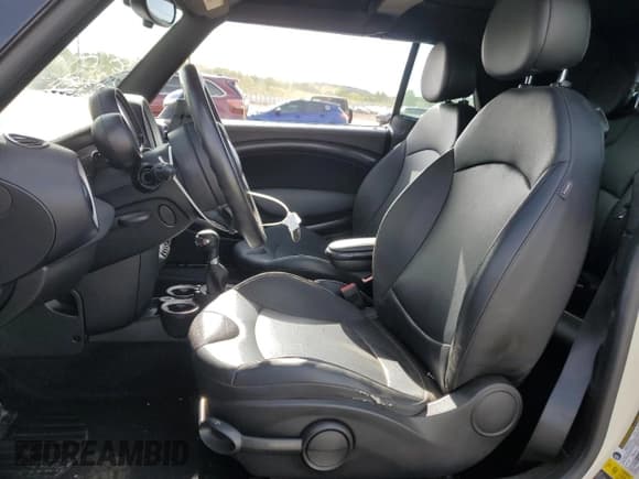 ✅ 2012 MINI Convertible S • VIN: WMWZP3C58CT250629 • Лот: 57265655. Опубликован ранее на Copart с пробегом 99 216 миль. Бесплатный доступ к архиву аукционных продаж из США и подробный отчёт об истории автомобиля на DreamBid. Изображение 7.