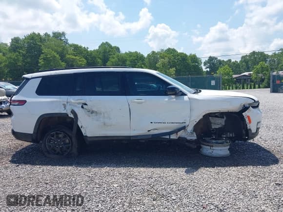 ✅ 2024 Jeep Grand Cherokee Altitude • VIN: 1C4RJKAG4R8593758 • Lot: 42550120. Listed on IAAI with 26,507 mi. Free auction sales archive from the USA and detailed vehicle history report at DreamBid. Image 14.