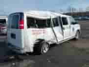 2015 Chevrolet Express Passenger LT z VIN 1GAZG1FGXF1172030, wystawiony jako IAAI lot #41510865 z przebiegiem 297 473 mil mil oraz . Historia ofert i sprzedaży dostępna na DreamBid. Obrazek 4.