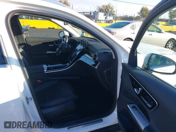 ✅ 2024 Mercedes-Benz GLC 300 • VIN: W1NKM4HBXRF199040 • Lot: 43483656. Wystawiony na IAAI z przebiegiem 10 398 mil. Bezpłatny archiwum sprzedaży aukcyjnych z USA i szczegółowy raport historii pojazdu na DreamBid. Zdjęcie 5.