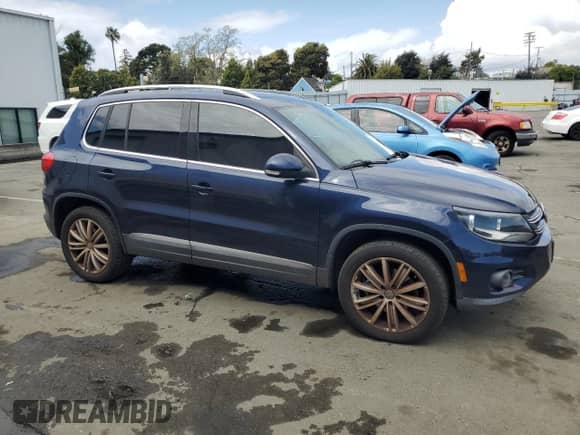 2013 Volkswagen Tiguan SE z VIN WVGAV7AX4DW548866, wystawiony jako Copart lot #50389245 z przebiegiem 121 976 mil mil oraz Nie do naprawy • Non repairable. Historia ofert i sprzedaży dostępna na DreamBid. Obrazek 4.