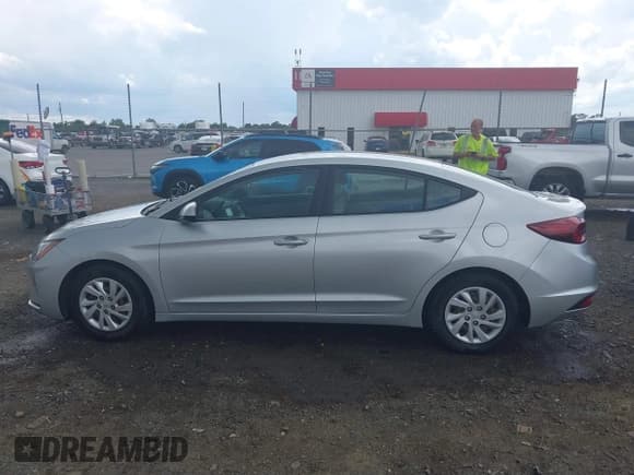 ✅ 2019 Hyundai Elantra SE • VIN: 5NPD74LF2KH474221 • Lot: 42503083. Listed on IAAI with 134,271 mi. Free auction sales archive from the USA and detailed vehicle history report at DreamBid. Image 14.