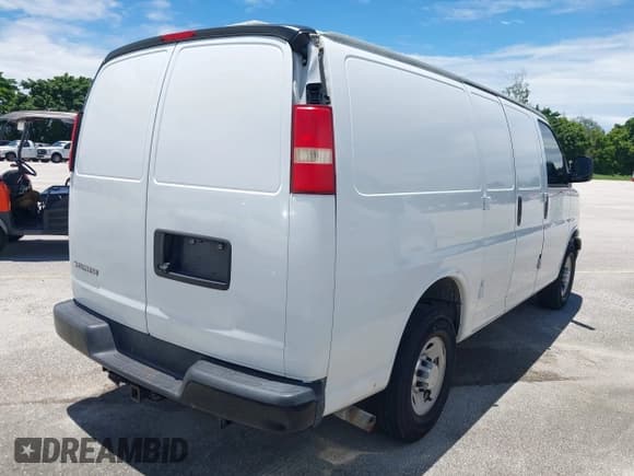 ✅ 2015 Chevrolet Express Cargo • VIN: 1GCWGFCF0F1109375 • Lot: 42768290. Wystawiony na IAAI z przebiegiem 41 577 mil. Bezpłatny archiwum sprzedaży aukcyjnych z USA i szczegółowy raport historii pojazdu na DreamBid. Zdjęcie 4.