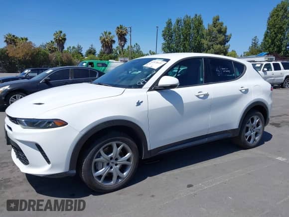 2024 Dodge Hornet R/T z VIN ZACPDFCW0R3A31298, wystawiony jako IAAI lot #42078121 z przebiegiem 44 784 mil mil oraz . Historia ofert i sprzedaży dostępna na DreamBid. Obrazek 6.