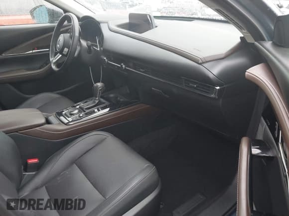 ✅ 2023 Mazda CX-30 Premium • VIN: 3MVDMBDYXPM556775 • Lot: 43704985. Wystawiony na IAAI z przebiegiem 13 700 mil. Bezpłatny archiwum sprzedaży aukcyjnych z USA i szczegółowy raport historii pojazdu na DreamBid. Zdjęcie 5.