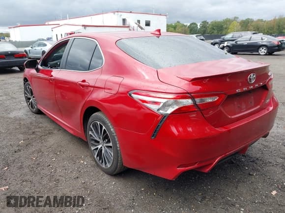 ✅ 2020 Toyota Camry SE • VIN: 4T1G11AK6LU398003 • Lot: 43399294. Wystawiony na IAAI z przebiegiem 56 918 mil. Bezpłatny archiwum sprzedaży aukcyjnych z USA i szczegółowy raport historii pojazdu na DreamBid. Zdjęcie 3.
