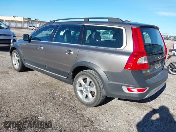 ✅ 2011 Volvo XC70 3.2L • VIN: YV4952BL9B1108980 • Lot: 42213233. Listed on IAAI with 178,811 mi. Free auction sales archive from the USA and detailed vehicle history report at DreamBid. Image 3.