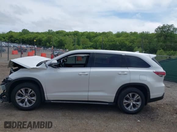 ✅ 2015 Toyota Highlander LE Plus • VIN: 5TDZKRFH8FS084089 • Lot: 42290597. Wystawiony na IAAI z przebiegiem 98 261 mil. Bezpłatny archiwum sprzedaży aukcyjnych z USA i szczegółowy raport historii pojazdu na DreamBid. Zdjęcie 15.