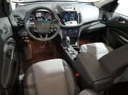 ✅ 2018 Ford Escape SE • VIN: 1FMCU9GD8JUA61908 • Lot: 90301565. Wystawiony na Copart z przebiegiem 126 148 mil. Bezpłatny archiwum sprzedaży aukcyjnych z USA i szczegółowy raport historii pojazdu na DreamBid. Zdjęcie 8.