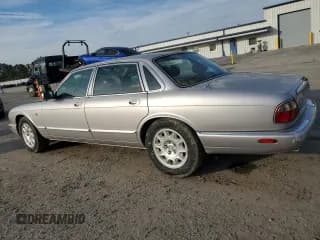 ✅ 2003 Jaguar XJ 8 • VIN: SAJDA14C03LF55577 • Лот: 81296884. Опубликован ранее на Copart с пробегом 99 158 миль. Бесплатный доступ к архиву аукционных продаж из США и подробный отчёт об истории автомобиля на DreamBid. Изображение 2.