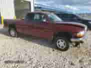 2000 Dodge Dakota Sport z VIN 1B7GG22N4YS690222, wystawiony jako Copart lot #66807314 z przebiegiem 142 377 mil mil oraz Czysty tytuł • Clean title. Historia ofert i sprzedaży dostępna na DreamBid. Obrazek 4.