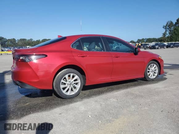 2023 Toyota Camry LE z VIN 4T1C11AK5PU115918, wystawiony jako Copart lot #85148995 z przebiegiem 57 491 mil mil oraz Czysty tytuł • Clean title. Historia ofert i sprzedaży dostępna na DreamBid. Obrazek 3.