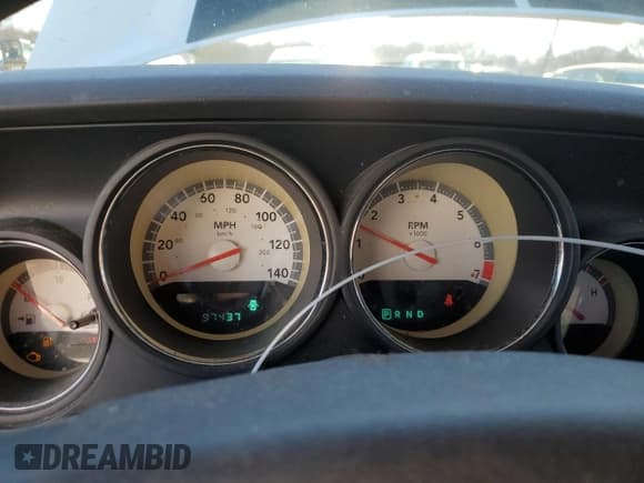 ✅ 2010 Dodge Challenger SE • VIN: 2B3CJ4DV8AH323797 • Lot: 79547304. Wystawiony na Copart z przebiegiem 97 437 mil. Bezpłatny archiwum sprzedaży aukcyjnych z USA i szczegółowy raport historii pojazdu na DreamBid. Zdjęcie 9.